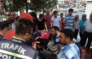 Yayalara çarpmamak için ağaca çarptı