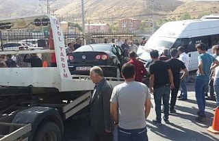 Yolcu minibüsü ile otomobil çarpıştı: 12 yaralı