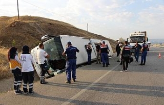 Yolcu otobüsü devrildi: 1 ölü, 12 yaralı