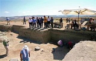2 bin 500 yıllık Pers sarayının sütunları gün...