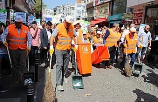 Abdürrahim Albayrak sokakları süpürdü