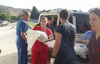 Acil servis önünde araçta doğum yaptı