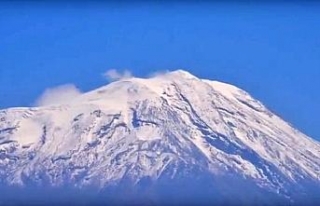 Ağrı Dağı’nın yüksek kesimlerine kar yağdı