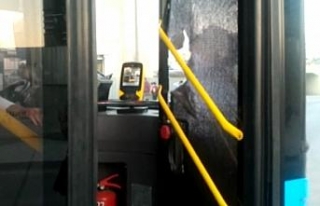 Akbil kartı geri gelmeyen adam otobüsün camlarını...
