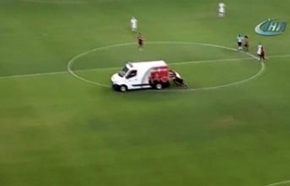 Ambulans sahada bozulunca iş futbolculara düştü