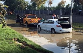 Ataköy’de alt geçidi su bastı , bir araç mahsur...