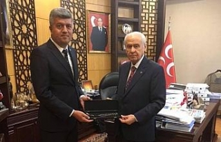 Bahçeli’ye el işlemeli özel tespih