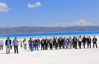 Bakanlık yetkilileri Salda Gölü’nde incelemelerde...