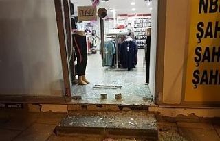 Benzin dolu şişeyi atıp kaçtılar