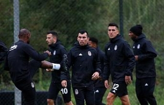 Beşiktaş, sağanak yağmur altında çalıştı