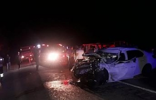 Biber yüklü kamyon ile otomobil çarpıştı: 3...