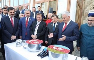 Binali Yıldırım Azerbaycan’da aşure dağıttı