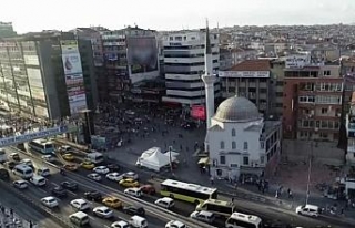 Bir duvarı olmayan cami havadan görüntülendi