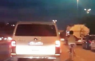 Bisikletli gencin tehlikeli yolculuğu kamerada