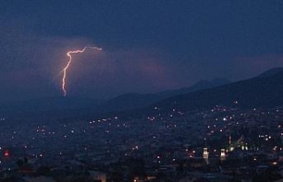 Bursa’da gökyüzünü şimşekler aydınlattı