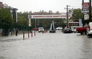 Çanakkale’de sokaklar göle döndü