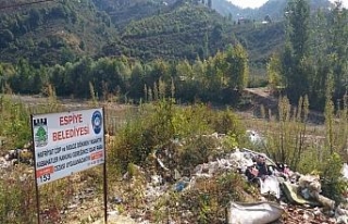 ‘Çöp dökmeyin’ tabelasının dibine çöp döktüler