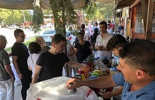 Çuval çuval getirip bardak bardak satıyorlar