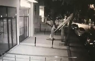 Dev şemsiyeyi halterci gibi kaldırıp çaldılar