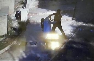 Dilenci kızın kadını kapkaççıdan kurtarma anı...