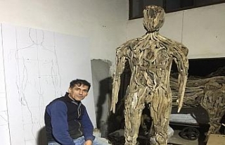 Doğada görevini tamamlayan ağaçlarla sanat yapıyor