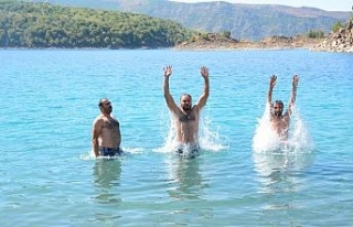 Dünyanın ikinci büyük krater gölünde serinliyorlar