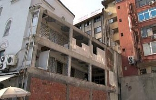 ’Duvarı olmayan cami’ duvarına kavuştu