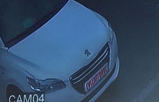 "Evleniyoruz, mutluyuz" yazılı otomobille...