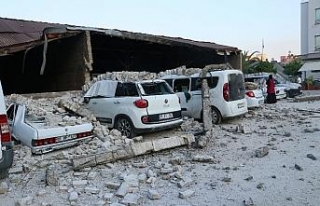 Fabrika duvarı araçların üzerine çöktü