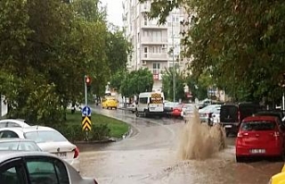 Fırtınanın teğet geçtiği İzmir’de sağanak...