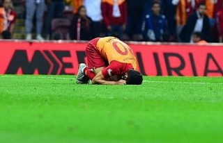 Galatasaray’da zorunlu değişik, Emre Akbaba sakatlandı