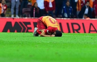 Galatasaray’da zorunlu değişik, Emre Akbaba sakatlandı