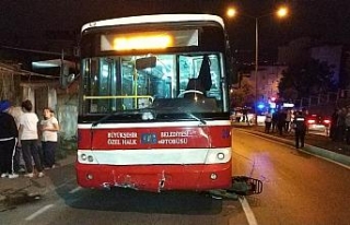 Halk otobüsü motosiklete çarptı: 2 ölü