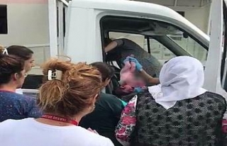 Hastane önünde araçta doğum yaptı