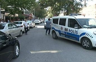 İki siyasi partinin binasının bulunduğu sokakta...