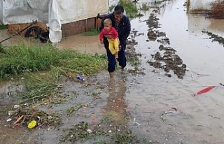 İşçilerin çadırlarını sel bastı, çocuklar...