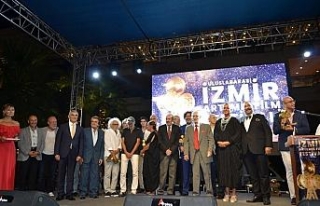 İzmir’deki film festivalinin ödül töreninde...