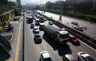 Kadıköy’de 3 otomobil çarpıştı, trafik felç...
