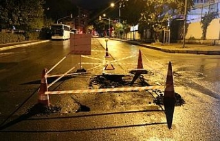 Kadıköy’de yol çöktü