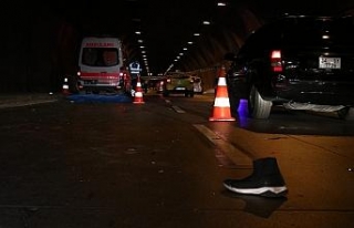 Kağıthane Tüneli’nde motosiklet yola savruldu:...