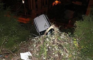 Kağıthane’de otomobil istinat duvarında asılı...