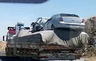 Kamyondaki yükün üzerine 2 de otomobil yüklediler