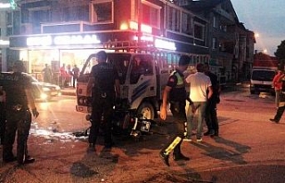 Kamyonet motorize polislerle çarpıştı: 2 polis...