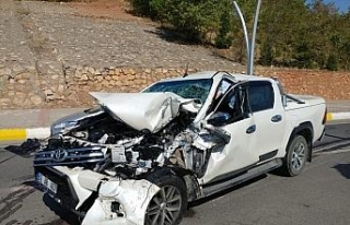 Kamyonet refüjdeki işçilere çarptı: 5 yaralı