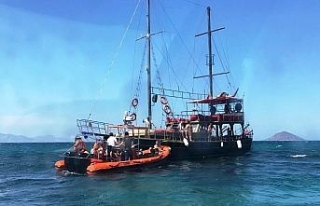 Karaya oturan teknedeki turistler tahliye edildi