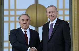 Kazak mevkidaşını resmi törenle karşıladı