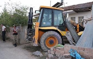 Kepçe eve daldı: 1 ölü, 2 yaralı