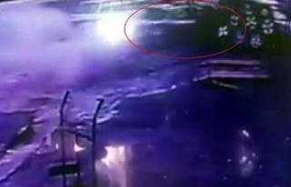 Kontrolden çıkan otomobil lastikçiye daldı