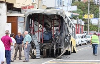 Körüklü belediye otobüsü ortadan ikiye ayrıldı:...