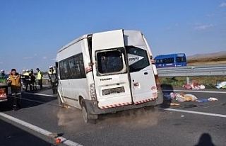 Lastiği patlayan minibüs takla attı: 5 yaralı